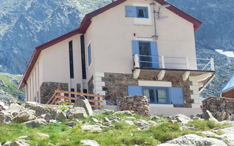 Futuristic Indoor and Outdoor Home Designs