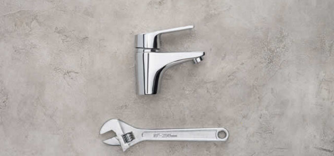 Roll Up Your Sleeves | 5 Handy Tools for DIY Plumbers