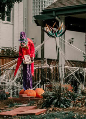 Quick Halloween Front Porch Decorations to Welcome Trick-or-Treaters