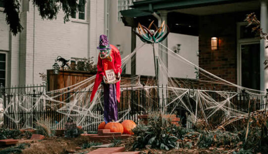 Quick Halloween Front Porch Decorations to Welcome Trick-or-Treaters
