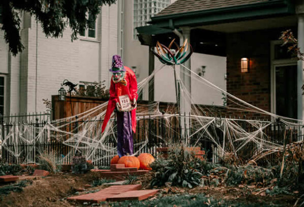 Quick Halloween Front Porch Decorations to Welcome Trick-or-Treaters