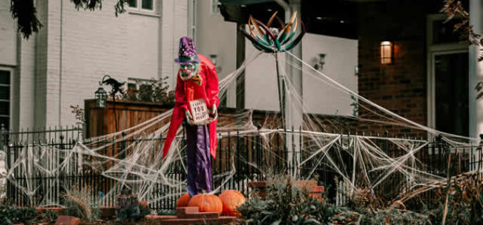 Quick Halloween Front Porch Decorations to Welcome Trick-or-Treaters