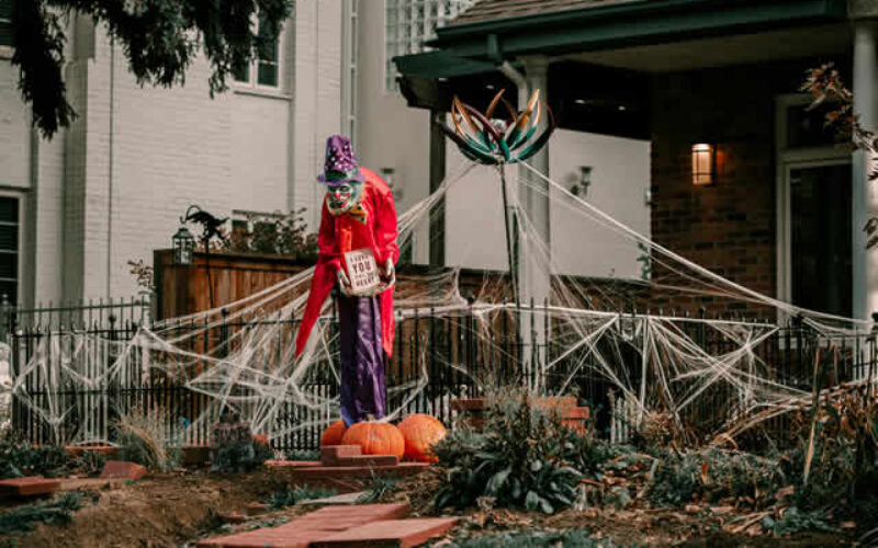 Quick Halloween Front Porch Decorations to Welcome Trick-or-Treaters